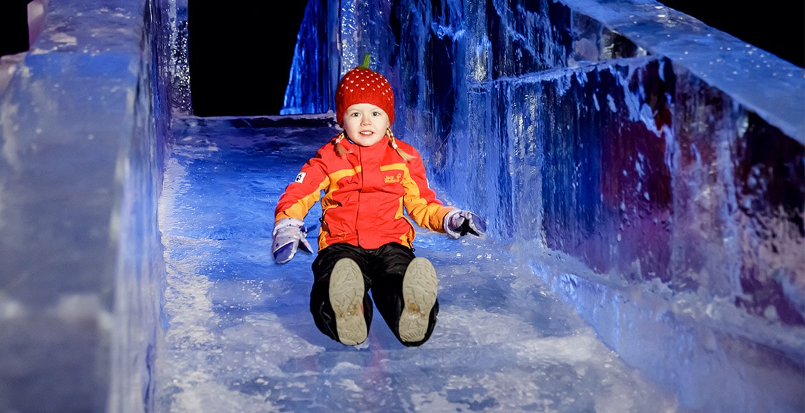 Eisrutsche_Blaues_Wunder_mit_Marlene_in_der_Eiswelt_Dresden_Foto_Michael_Schmidt-min.jpg